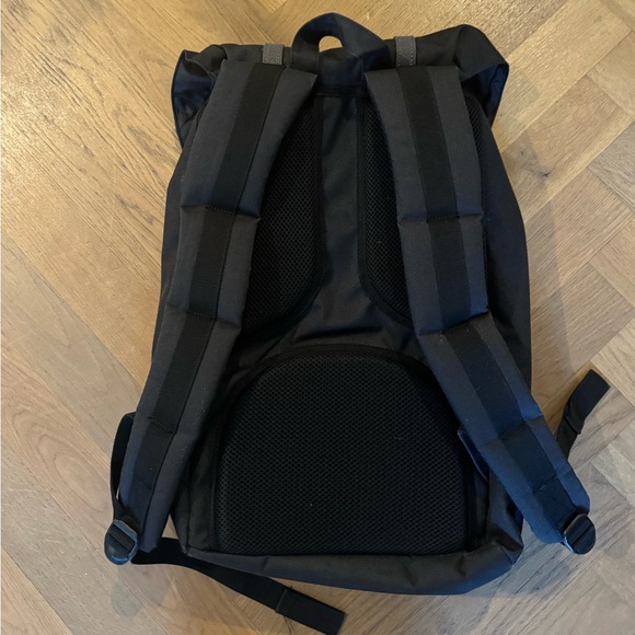 Black Herschel backpack barely used excellent condition - Picture 4 of 7